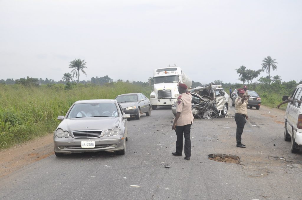 FRSC-Officials-controling-traffic-at-the-accident-scene-1024x680