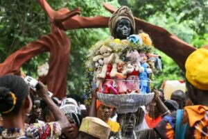 Oroki Crystals Club Felicitates Ataoja, Osogbo Indigenes on 2025 Osun Osogbo Festival