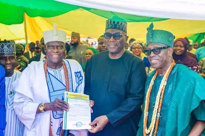 Oba Afolabi Iyiolasemi III Honours Gov AbdulRahman AbdulRazaq as Aare Bobaselu of Ojoku Land